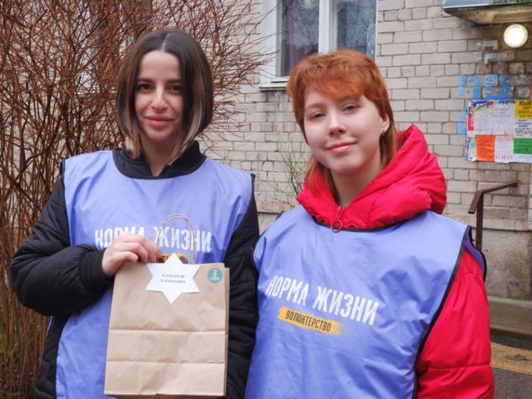 Волонтёры отряда «БлагоДарю» совместно с Калининградский добровольческий центр поздравили ветеранов Великой Отечественной войны и одиноких пенсионеров с Днём защитника Отечества.